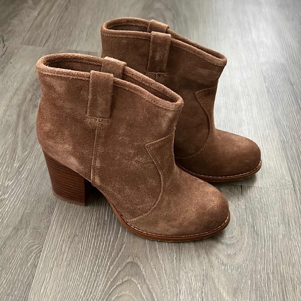Nice shoes 🤎. Size 6M